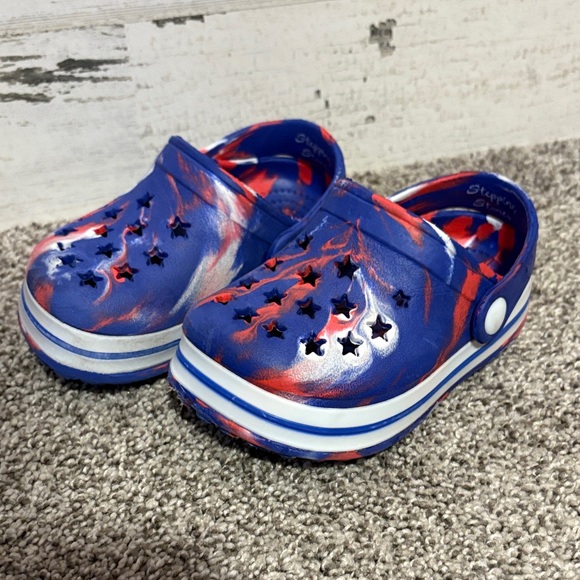 ❤️ PICK 4/$20 Kids Starry Blue and Red Clogs - Picture 2 of 3